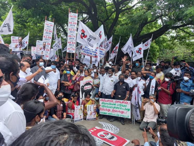 தமிழ்நாடு முழுவதும், மாவட்ட தலைநகர்களில் பெட்ரோல்,  டீசல் மற்றும் எரிவாயு விலையை குறைக்க வலியுறுத்தி, மத்திய, மாநில அரசை கண்டித்து மக்கள் நீதி மய்யம் கட்சியின் மாபெரும் கண்டன ஆர்ப்பாட்டம்