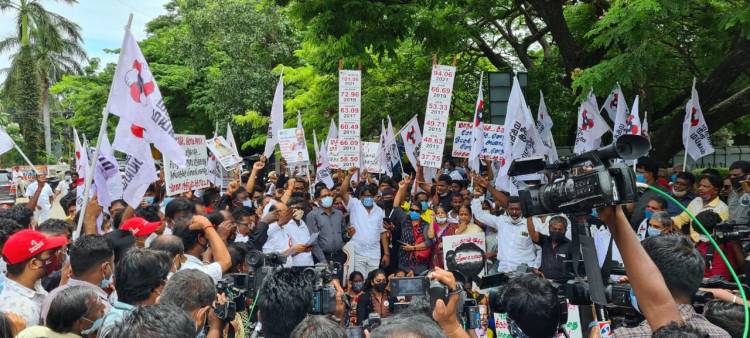 தமிழ்நாடு முழுவதும், மாவட்ட தலைநகர்களில் பெட்ரோல்,  டீசல் மற்றும் எரிவாயு விலையை குறைக்க வலியுறுத்தி, மத்திய, மாநில அரசை கண்டித்து மக்கள் நீதி மய்யம் கட்சியின் மாபெரும் கண்டன ஆர்ப்பாட்டம்