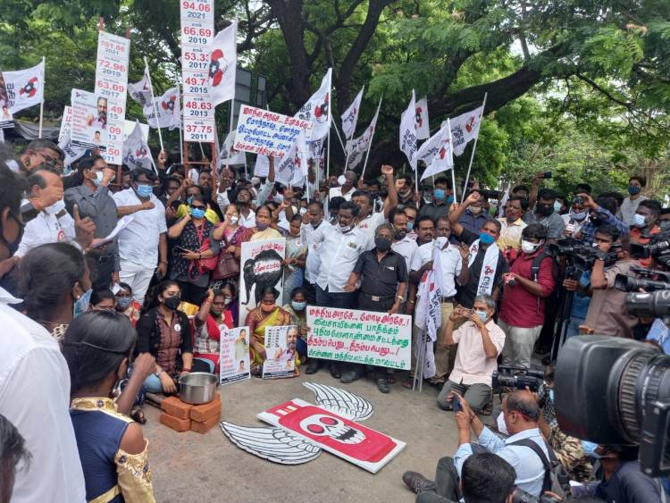 தமிழ்நாடு முழுவதும், மாவட்ட தலைநகர்களில் பெட்ரோல்,  டீசல் மற்றும் எரிவாயு விலையை குறைக்க வலியுறுத்தி, மத்திய, மாநில அரசை கண்டித்து மக்கள் நீதி மய்யம் கட்சியின் மாபெரும் கண்டன ஆர்ப்பாட்டம்