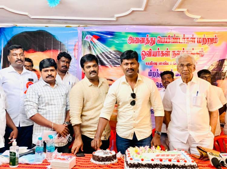 " அருவா சண்ட"  படத்தின் தயாரிப்பாளரும், கதாநாயகனுமான v.ராஜா இன்று தனது பிறந்த நாளை அனைத்து பெயிண்டர்கள் மற்றும் ஓவியர்கள் நலச்சங்க நிர்வாகிகளுடன் கொண்டாடினார்.