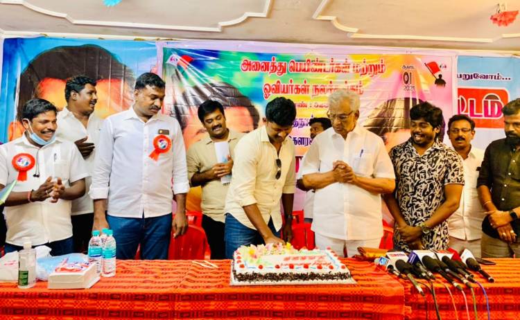 " அருவா சண்ட"  படத்தின் தயாரிப்பாளரும், கதாநாயகனுமான v.ராஜா இன்று தனது பிறந்த நாளை அனைத்து பெயிண்டர்கள் மற்றும் ஓவியர்கள் நலச்சங்க நிர்வாகிகளுடன் கொண்டாடினார்.