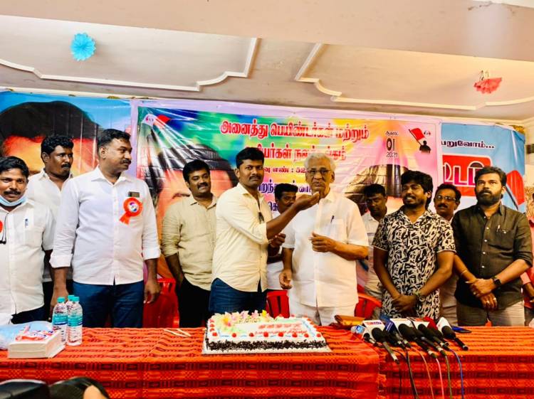 " அருவா சண்ட"  படத்தின் தயாரிப்பாளரும், கதாநாயகனுமான v.ராஜா இன்று தனது பிறந்த நாளை அனைத்து பெயிண்டர்கள் மற்றும் ஓவியர்கள் நலச்சங்க நிர்வாகிகளுடன் கொண்டாடினார்.
