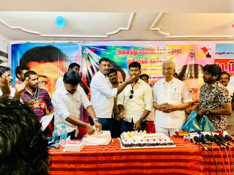 " அருவா சண்ட"  படத்தின் தயாரிப்பாளரும், கதாநாயகனுமான v.ராஜா இன்று தனது பிறந்த நாளை அனைத்து பெயிண்டர்கள் மற்றும் ஓவியர்கள் நலச்சங்க நிர்வாகிகளுடன் கொண்டாடினார்.