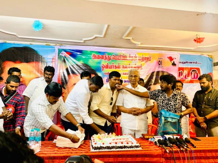 " அருவா சண்ட"  படத்தின் தயாரிப்பாளரும், கதாநாயகனுமான v.ராஜா இன்று தனது பிறந்த நாளை அனைத்து பெயிண்டர்கள் மற்றும் ஓவியர்கள் நலச்சங்க நிர்வாகிகளுடன் கொண்டாடினார்.