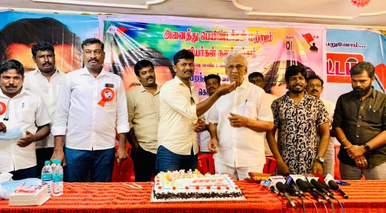 " அருவா சண்ட"  படத்தின் தயாரிப்பாளரும், கதாநாயகனுமான v.ராஜா இன்று தனது பிறந்த நாளை அனைத்து பெயிண்டர்கள் மற்றும் ஓவியர்கள் நலச்சங்க நிர்வாகிகளுடன் கொண்டாடினார்.