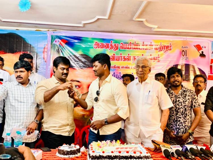 " அருவா சண்ட"  படத்தின் தயாரிப்பாளரும், கதாநாயகனுமான v.ராஜா இன்று தனது பிறந்த நாளை அனைத்து பெயிண்டர்கள் மற்றும் ஓவியர்கள் நலச்சங்க நிர்வாகிகளுடன் கொண்டாடினார்.