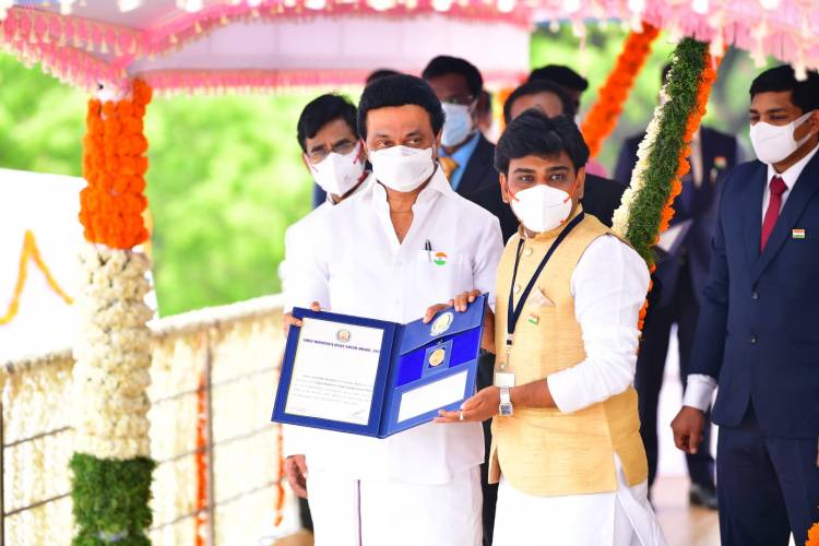 சுதந்திர தின நிகழ்வில்  சமூக சேவைக்கான மாநில இளைஞர் விருது பெற்ற அரவிந்த் ஜெயபால் முதல்வர் ஸ்டாலின் வழங்கினார்.