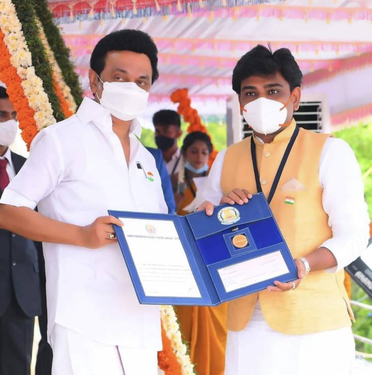 சுதந்திர தின நிகழ்வில்  சமூக சேவைக்கான மாநில இளைஞர் விருது பெற்ற அரவிந்த் ஜெயபால் முதல்வர் ஸ்டாலின் வழங்கினார்.