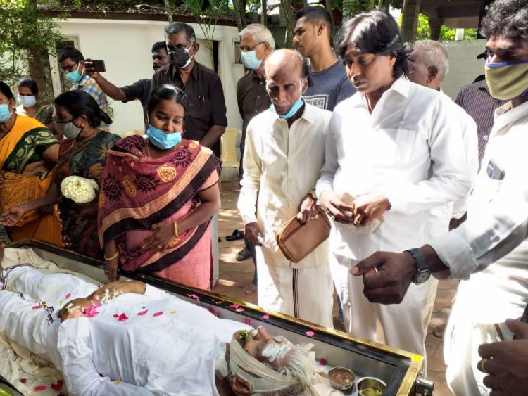 கவிஞர் முத்துலிங்கம், இயக்குனர் நாஞ்சில் பி.சி.அன்பழகன் ஆகியோர், மறைந்த கவிஞர் புலமைப்பித்தன் அவர்களுக்கு நேரில் அஞ்சலி செலுத்தினர்!
