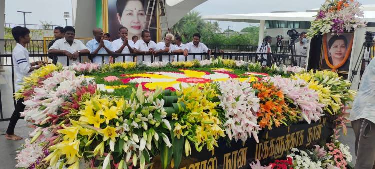 வி.கே.சசிகலா மெரினா கடற்கரையில் உள்ள அண்ணா, எம்ஜிஆர், ஜெயலலிதா நினைவிடத்திற்கு மரியாதை