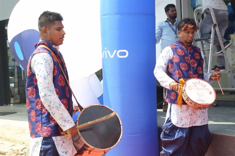 New VIVO Exclusive store @ OMR, Chennai Launched By Mr. Gopalakrishnan – DGM and Mr. Premnath – BRM from VIVO Mobiles