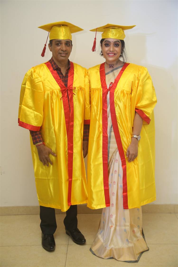 நடிகை அபிராமி, பா.இந்திரன், சுதர்சன் சேஷாத்ரி உள்ளிட்டோருக்கு ஜான் அமலன் பரிந்துரையின் பேரில் இங்கிலாந்து கேம்பிரிட்ஜ் ஸ்கூல் ஆப்  டிஸ்டன்ஸ் எஜுகேஷன் உடன் இணைந்து புனித அன்னை தெரசா பல்கலைக் கழகத்தின் சார்பாக கௌரவ டாக்டர் பட்டம் வழங்கப்பட்டது