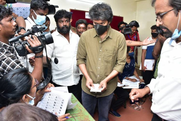 நீலாங்கரையில் உள்ள வாக்கு சாவடியில் நடிகர் விஜய் தனது வாக்கை பதிவு செய்தார்.