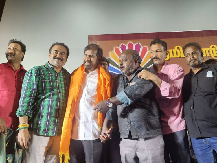 தமிழ்நாடு திரைப்பட இயக்குநர்கள் சங்க நிர்வாகிகள் பதவியேற்பு விழாவில்   "சினிமா பத்திரிகையாளர் சங்கம்" சார்பில் சால்வை அணிவித்து மரியாதை