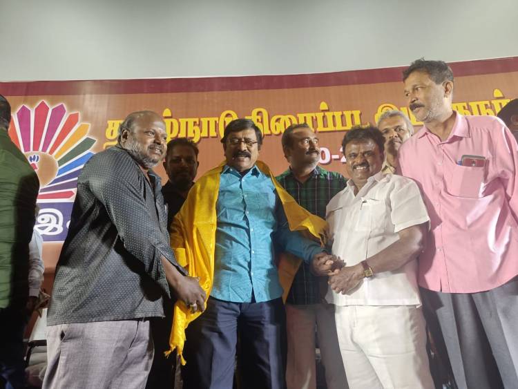 தமிழ்நாடு திரைப்பட இயக்குநர்கள் சங்க நிர்வாகிகள் பதவியேற்பு விழாவில்   "சினிமா பத்திரிகையாளர் சங்கம்" சார்பில் சால்வை அணிவித்து மரியாதை