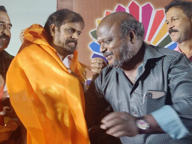 தமிழ்நாடு திரைப்பட இயக்குநர்கள் சங்க நிர்வாகிகள் பதவியேற்பு விழாவில்   "சினிமா பத்திரிகையாளர் சங்கம்" சார்பில் சால்வை அணிவித்து மரியாதை