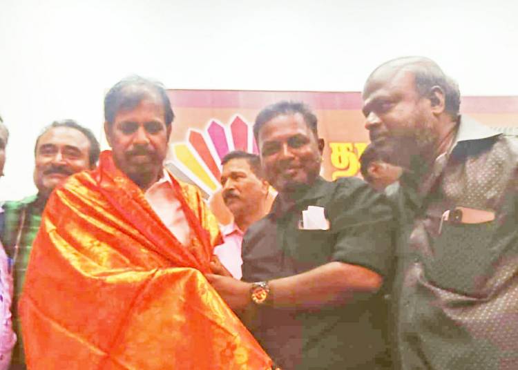 தமிழ்நாடு திரைப்பட இயக்குநர்கள் சங்க நிர்வாகிகள் பதவியேற்பு விழாவில்   "சினிமா பத்திரிகையாளர் சங்கம்" சார்பில் சால்வை அணிவித்து மரியாதை