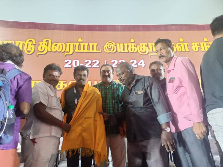தமிழ்நாடு திரைப்பட இயக்குநர்கள் சங்க நிர்வாகிகள் பதவியேற்பு விழாவில்   "சினிமா பத்திரிகையாளர் சங்கம்" சார்பில் சால்வை அணிவித்து மரியாதை