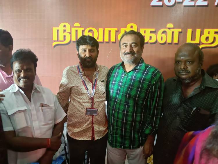 தமிழ்நாடு திரைப்பட இயக்குநர்கள் சங்க நிர்வாகிகள் பதவியேற்பு விழாவில்   "சினிமா பத்திரிகையாளர் சங்கம்" சார்பில் சால்வை அணிவித்து மரியாதை