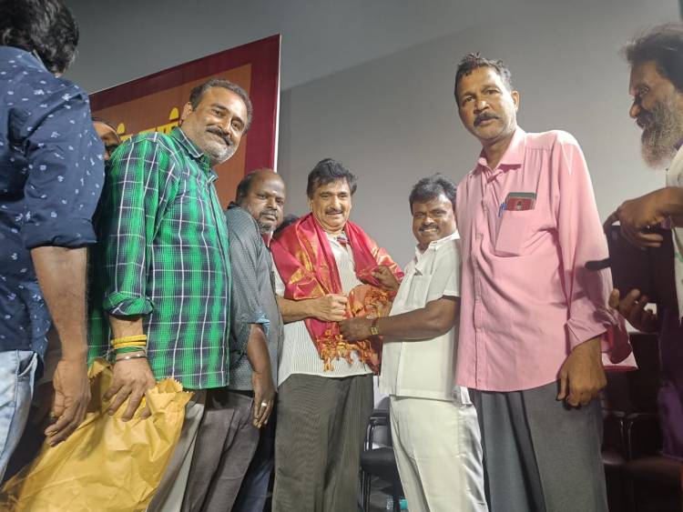தமிழ்நாடு திரைப்பட இயக்குநர்கள் சங்க நிர்வாகிகள் பதவியேற்பு விழாவில்   "சினிமா பத்திரிகையாளர் சங்கம்" சார்பில் சால்வை அணிவித்து மரியாதை