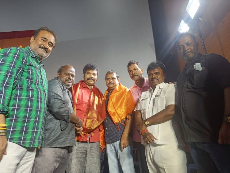 தமிழ்நாடு திரைப்பட இயக்குநர்கள் சங்க நிர்வாகிகள் பதவியேற்பு விழாவில்   "சினிமா பத்திரிகையாளர் சங்கம்" சார்பில் சால்வை அணிவித்து மரியாதை