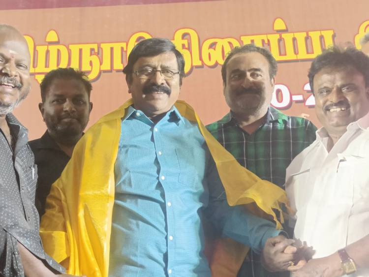 தமிழ்நாடு திரைப்பட இயக்குநர்கள் சங்க நிர்வாகிகள் பதவியேற்பு விழாவில்   "சினிமா பத்திரிகையாளர் சங்கம்" சார்பில் சால்வை அணிவித்து மரியாதை