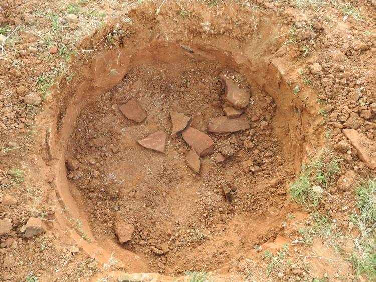 ஆத்தூர் அருகே முதுமக்கள் தாழி