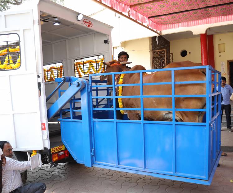 G S Helping Hands Foundation, donates Hyderabad’s first of its kind  Cattle Rescue Ambulance with a Hydraulic lift, to Sri Krishna Goseva Mandal!