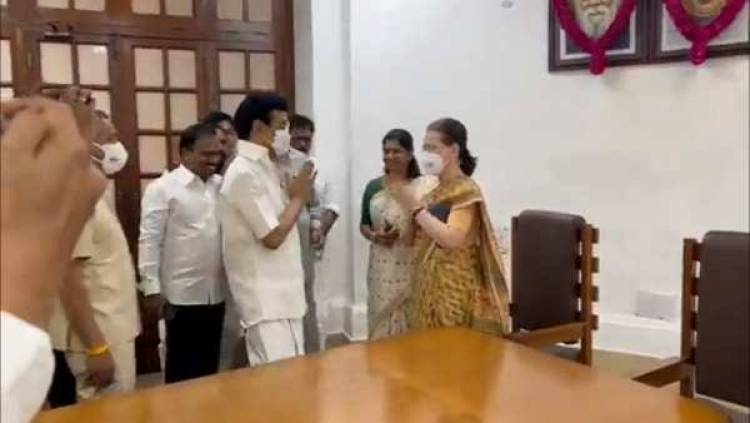 நாடாளுமன்ற வளாகத்தில், சோனியா காந்தியுடன் தமிழ்நாடு முதலமைச்சர் ஸ்டாலின் சந்திப்பு!