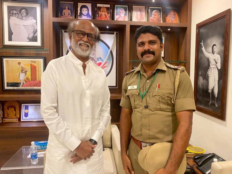 செஸ் பிரதமர் நிகழ்ச்சிக்கு தன்னை வீட்டிலிருந்து பாதுகாப்பாக அழைத்துச்சென்ற போலீஸாரை வீட்டுக்கு அழைத்து ரஜினிகாந்த் பாராட்டு.
