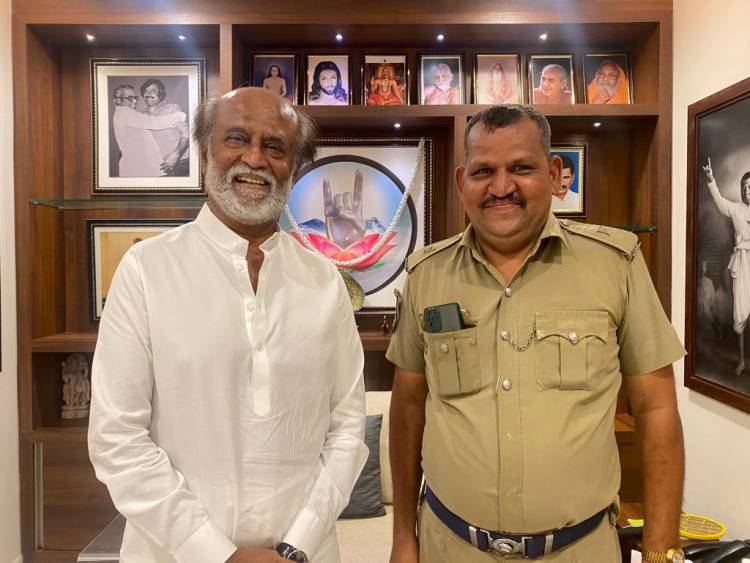 செஸ் பிரதமர் நிகழ்ச்சிக்கு தன்னை வீட்டிலிருந்து பாதுகாப்பாக அழைத்துச்சென்ற போலீஸாரை வீட்டுக்கு அழைத்து ரஜினிகாந்த் பாராட்டு.