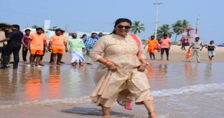 செருப்பை வைத்திருந்த ஊழியர்...! சர்ச்சையில் சிக்கிய மந்திரி ரோஜா.. !