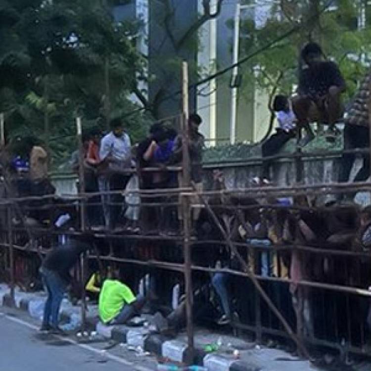 ஐபிஎல் டிக்கெட் வாங்குவதற்காக நள்ளிரவு முதல் நீண்ட வரிசையில் காத்திருக்கும் ரசிகர்கள்!!