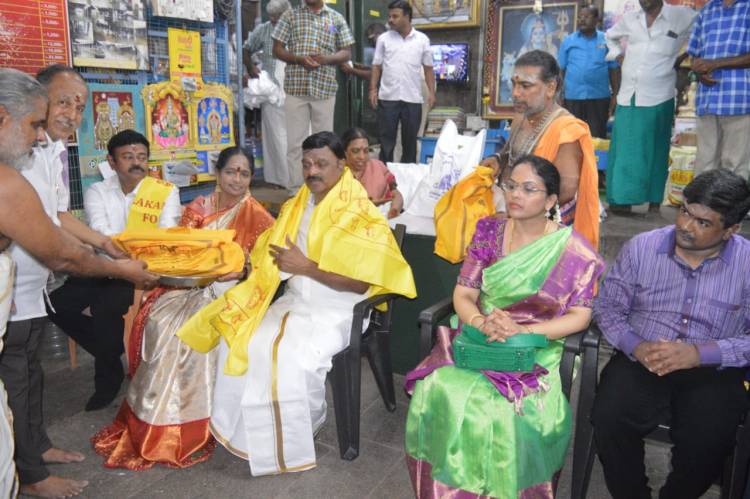 கல்வித்தந்தை ஏ சி சண்முகம் அவர்கள் நேற்று இரவு கோட்டை ஜலகண்டேஸ்வரர் கோவில் மற்றும் சலவன் பேட்டை காசி விஸ்வநாதர் கோவில் குடும்பத்துடன் பூஜைகளில் கலந்து கொண்டார் ஓம் நமச்சிவாயம்