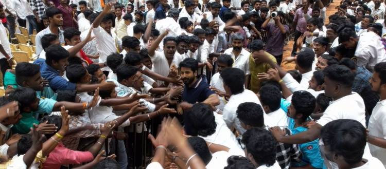 சென்னை, போரூரில் உள்ள திருமண மண்டபத்தில் தமிழகம் முழுவதில் இருந்தும் வந்த தனது ரசிகர் மன்ற நிர்வாகிகளை சந்தித்துப் பேசினார் நடிகர் சிவகார்த்திகேயன்.