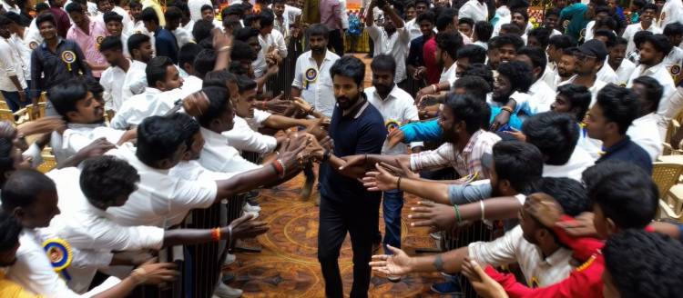 சென்னை, போரூரில் உள்ள திருமண மண்டபத்தில் தமிழகம் முழுவதில் இருந்தும் வந்த தனது ரசிகர் மன்ற நிர்வாகிகளை சந்தித்துப் பேசினார் நடிகர் சிவகார்த்திகேயன்.