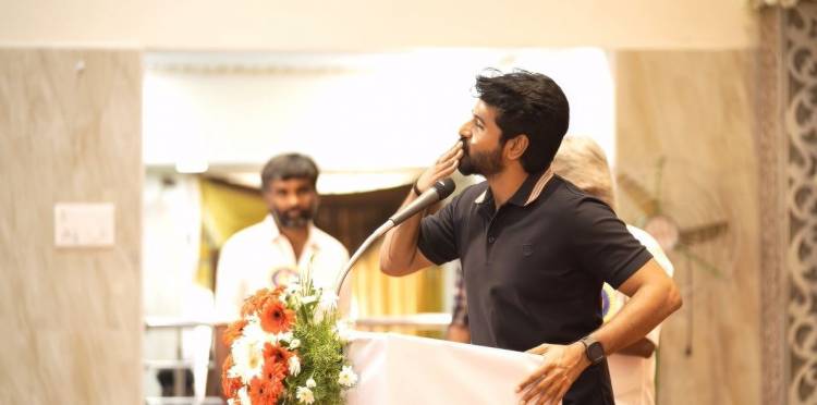 சென்னை, போரூரில் உள்ள திருமண மண்டபத்தில் தமிழகம் முழுவதில் இருந்தும் வந்த தனது ரசிகர் மன்ற நிர்வாகிகளை சந்தித்துப் பேசினார் நடிகர் சிவகார்த்திகேயன்.