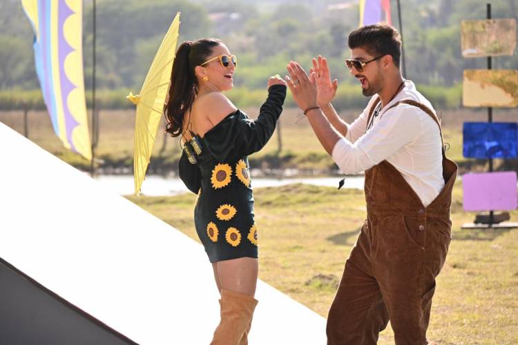 "Splitsvillains, இதுதான் கடைசி டோம் செஷன், விரைவில் இந்த சீசன் நிறைவடைய போகிறது. டிக்கெட் டு ஃபினாலேவை எந்த ஜோடி வெல்லப் போகிறது என்பதை பார்க்கலாம் என MTV Splitsvilla X5: ExSqueeze Me Please இன் கடைசி டோம் அமர்வில் சன்னி லியோன் கூற நிகழ்ச்சி சுவாரஸ்யத்தின் உச்சிக்கே செல்கிறது.