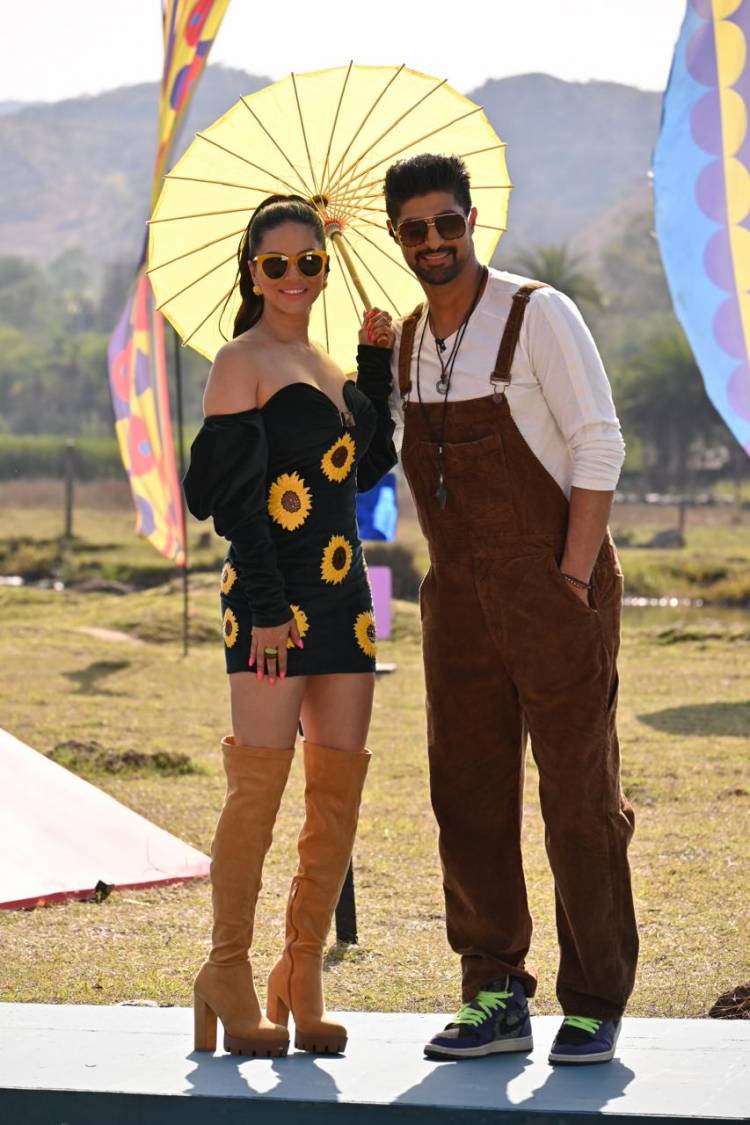 "Splitsvillains, இதுதான் கடைசி டோம் செஷன், விரைவில் இந்த சீசன் நிறைவடைய போகிறது. டிக்கெட் டு ஃபினாலேவை எந்த ஜோடி வெல்லப் போகிறது என்பதை பார்க்கலாம் என MTV Splitsvilla X5: ExSqueeze Me Please இன் கடைசி டோம் அமர்வில் சன்னி லியோன் கூற நிகழ்ச்சி சுவாரஸ்யத்தின் உச்சிக்கே செல்கிறது.