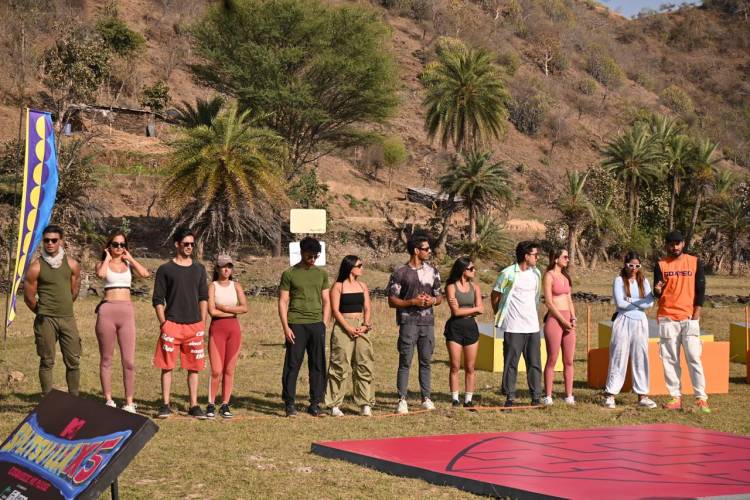 "Splitsvillains, இதுதான் கடைசி டோம் செஷன், விரைவில் இந்த சீசன் நிறைவடைய போகிறது. டிக்கெட் டு ஃபினாலேவை எந்த ஜோடி வெல்லப் போகிறது என்பதை பார்க்கலாம் என MTV Splitsvilla X5: ExSqueeze Me Please இன் கடைசி டோம் அமர்வில் சன்னி லியோன் கூற நிகழ்ச்சி சுவாரஸ்யத்தின் உச்சிக்கே செல்கிறது.