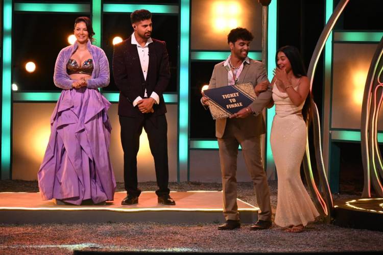 "Splitsvillains, இதுதான் கடைசி டோம் செஷன், விரைவில் இந்த சீசன் நிறைவடைய போகிறது. டிக்கெட் டு ஃபினாலேவை எந்த ஜோடி வெல்லப் போகிறது என்பதை பார்க்கலாம் என MTV Splitsvilla X5: ExSqueeze Me Please இன் கடைசி டோம் அமர்வில் சன்னி லியோன் கூற நிகழ்ச்சி சுவாரஸ்யத்தின் உச்சிக்கே செல்கிறது.