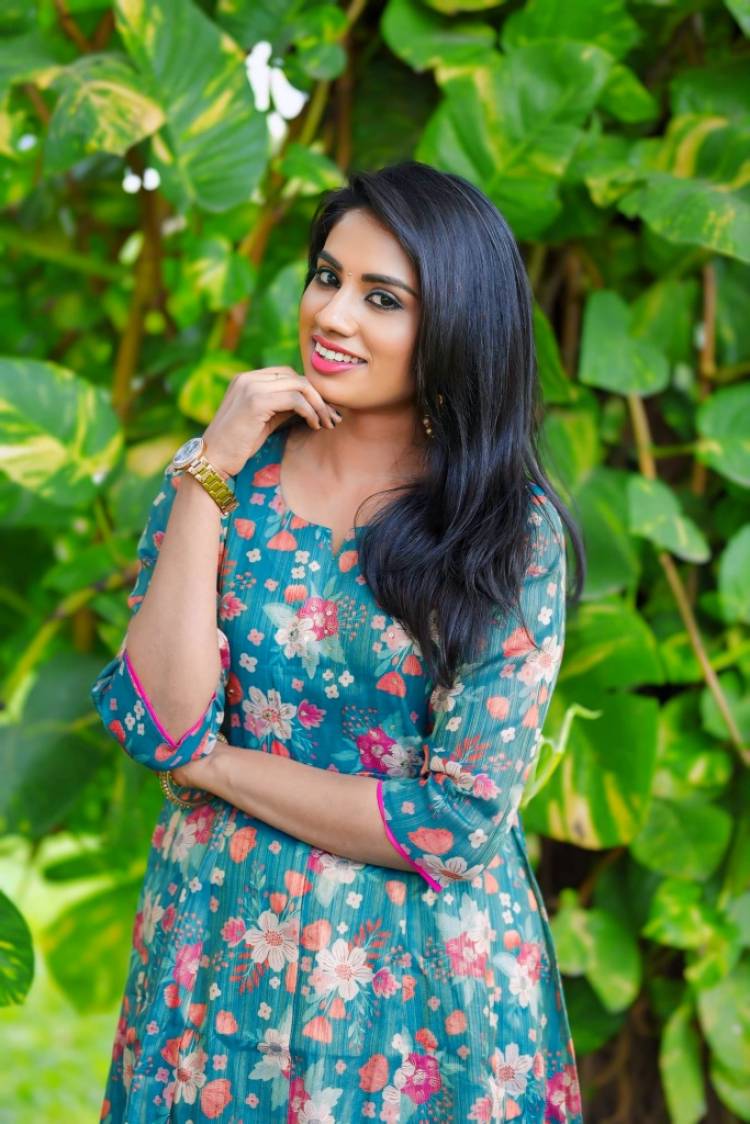 புதுயுகம் தொலைக்காட்சியில் திங்கள் முதல் வெள்ளி வரை காலை 08.05 மணிக்கு  ஒளிபரப்பாகும் சுற்றுலா வழிகாட்டும் நிகழ்ச்சி ‘I am a Traveller’.