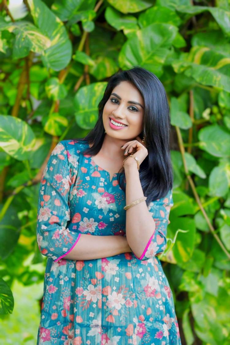 புதுயுகம் தொலைக்காட்சியில் திங்கள் முதல் வெள்ளி வரை காலை 08.05 மணிக்கு  ஒளிபரப்பாகும் சுற்றுலா வழிகாட்டும் நிகழ்ச்சி ‘I am a Traveller’.
