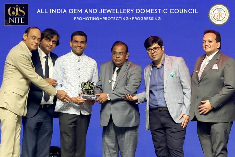 Kirtilals Director, Suraj Shantakumar Honoured as  "Icon of the Jewellery Industry 2024" at GJS Nite