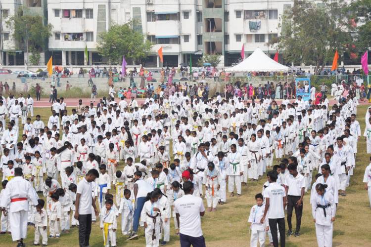 ஒரே இடத்தில் 2,996 வீரர்கள் கராத்தே சாகசங்கள் செய்து கின்னஸ் சாதனை!