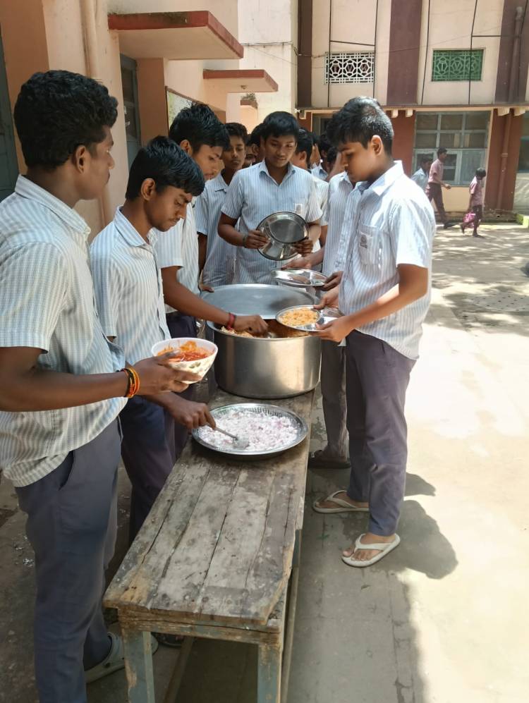 We served lunch today 15:07:25 to 210 students of 11th & 12th students of Thiru Vi Ka Higher Secondary School, Shenoy Nagar, Chennai. 