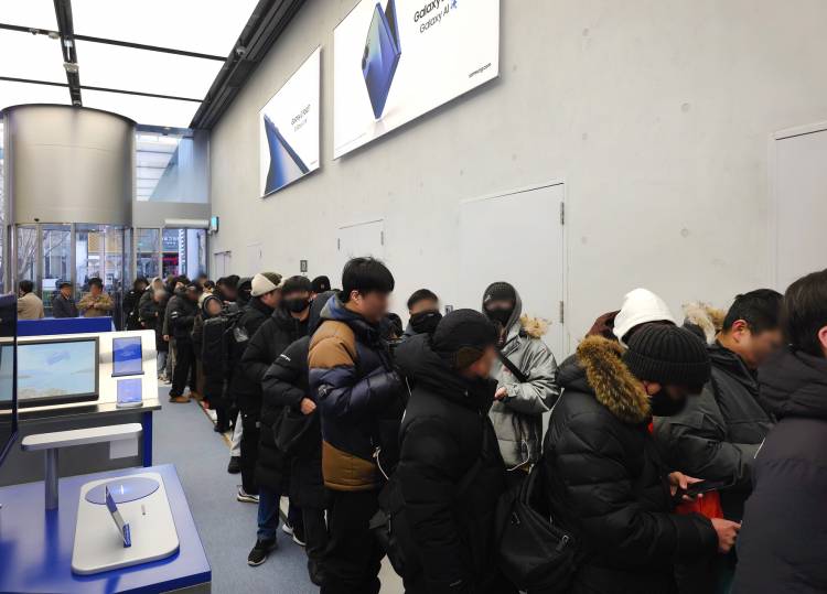 Customers Queue for Samsung Galaxy Z TriFold as it Goes on Sale   