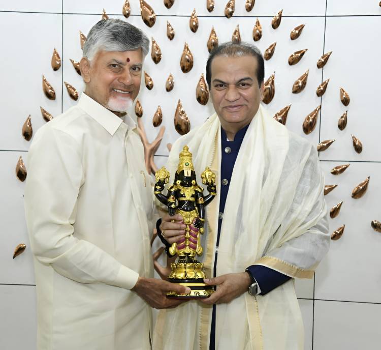 Hon’ble Chief Minister Shri Nara Chandrababu Naidu garu, felicitates Padma Shri awardee Dr Vijay Anand Reddy!