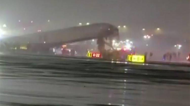 நியூயார்க் விமான நிலையத்தில் ஓடுதளத்தில் நின்றிருந்த தீயணைப்பு வாகனத்தின் மீது விமானம் மோதி விபத்து!