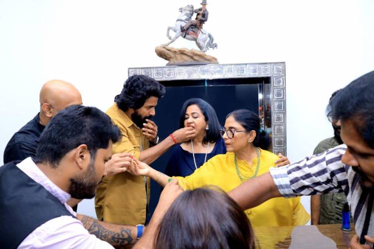 #Sripriya & #RajkumarSethupathy hosted a grand celebration honouring #RadikaaSarathkumar for the historic blockbuster success of #Thaaikizhavi,l
